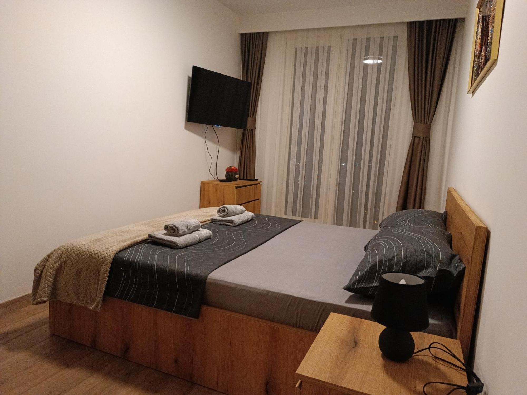 18Th & 16H Floor Secure Luxury Condos With Pool & Fitness Included In Price Skopje Eksteriør billede